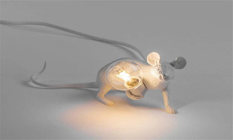 Unieke SqueakLight muizenlamp: goud-witte hars LED tafellamp. Speelse dierendecoratie voor sfeervolle verlichting in huis.
