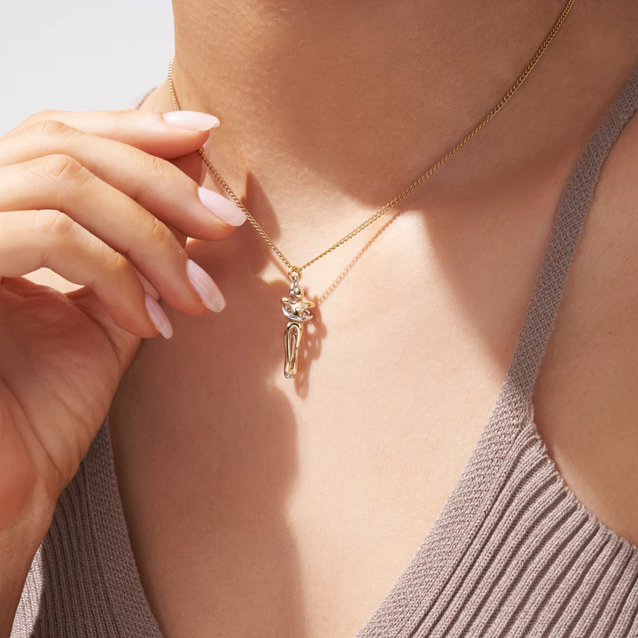 Zilverkleurige RVS Omhelzing hanger ketting, uitdrukking van liefde en verbondenheid.