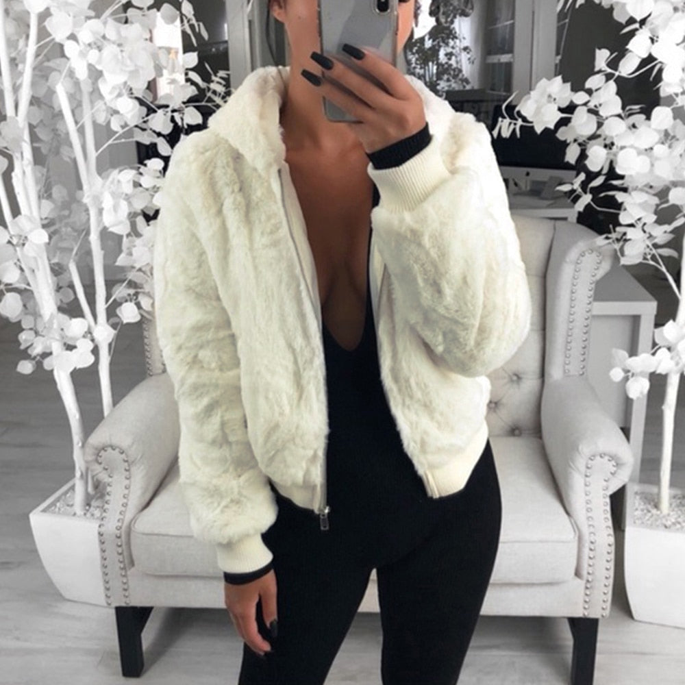Comfortabel winter damesvest met capuchon, zacht en warm voor ontspannen momenten.