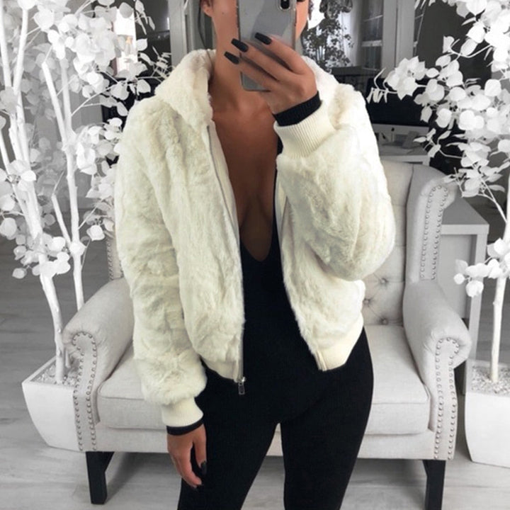 Comfortabel winter damesvest met capuchon, zacht en warm voor ontspannen momenten.