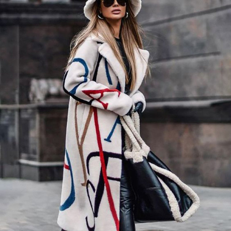 Stijlvolle dames winterjas met losse pasvorm, ideaal voor het najaar. Warme en trendy kleding voor koude dagen.