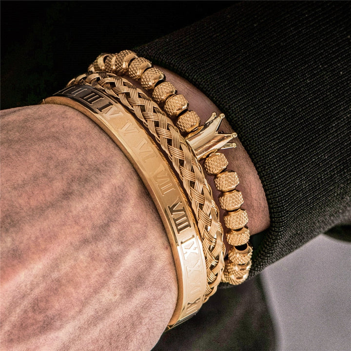 Close-up van de luxe heren armbandenset Julius, toont de fijne kroon en Romeinse cijferdetails in edelstaal.