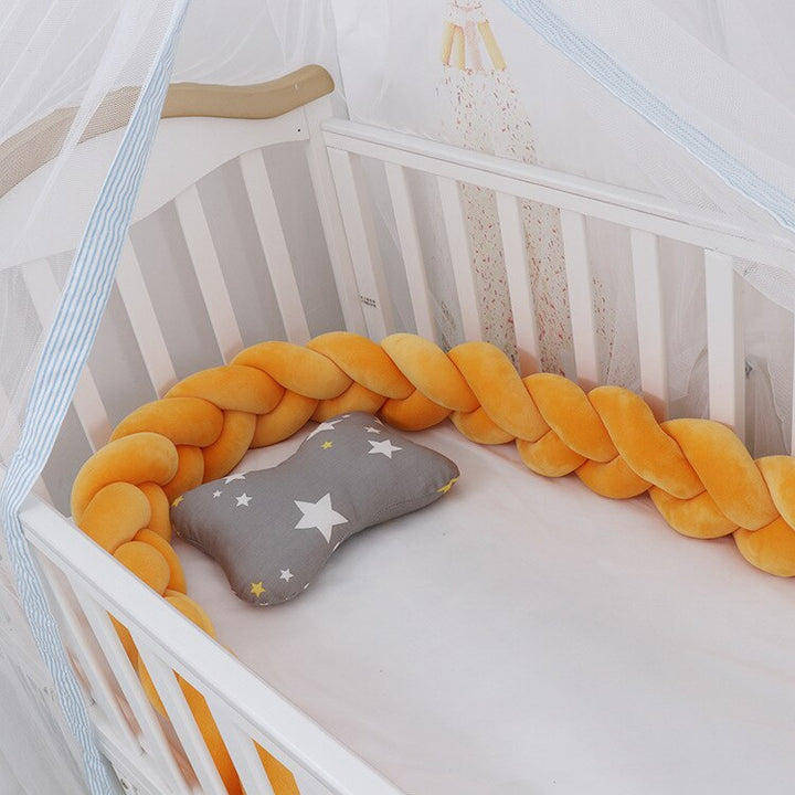 Detailopname van het unieke gevlochten design van het babykussen, zacht en veilig voor de babyhuid.