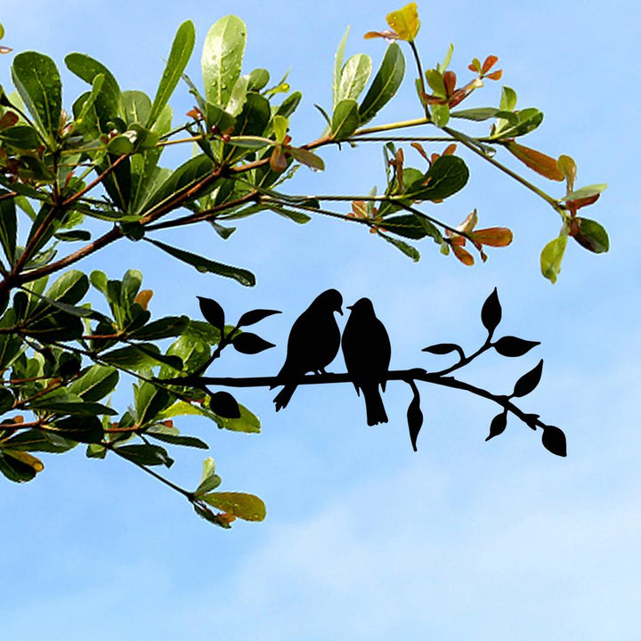 Decoratief metalen vogel silhouet. Elegante tuinkunst voor een unieke en levendige buitenruimte.