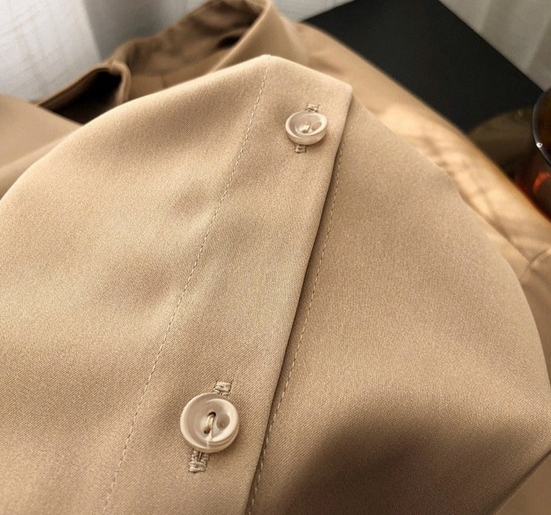 Damesblouse met diepe V-hals en glanzende afwerking; creëert een elegante en veelzijdige look.
