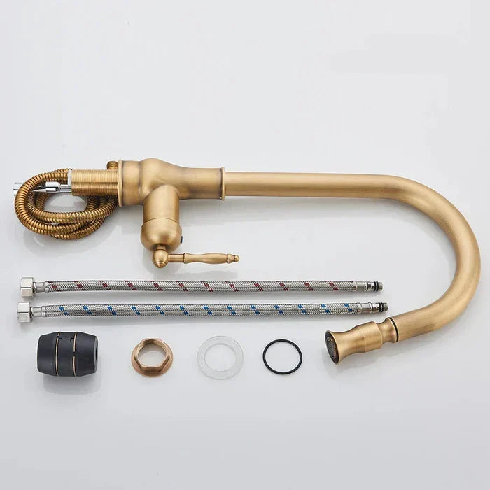 Antiek messing design kraan, vintage stijl, met draaibare uitloop, ideaal voor moderne keukens.