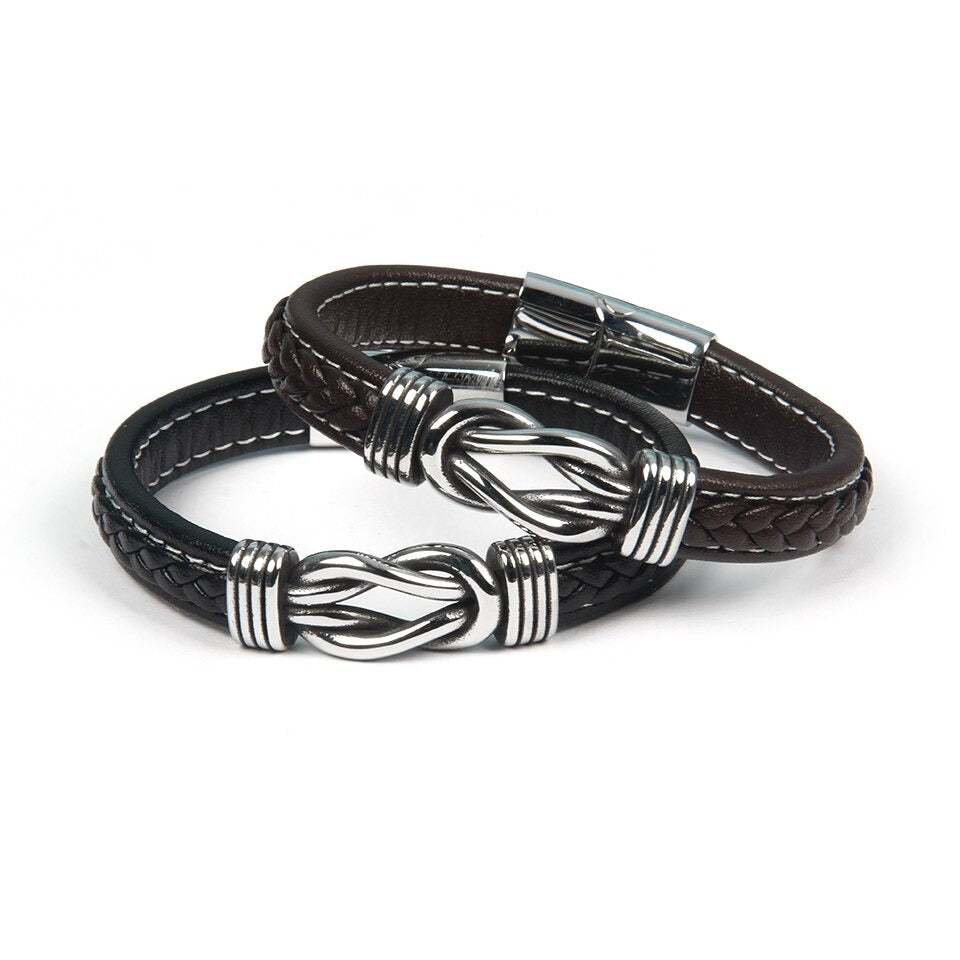 Unisex leren infinity armband met knoop om de pols gedragen. Een modieus accessoire voor elke gelegenheid.