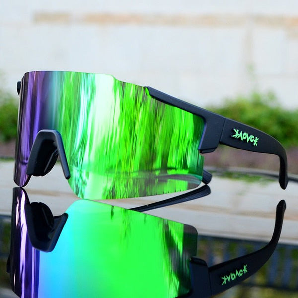 Uniseks spiegelende fietsbril Veloshade in actie, beschermt ogen tijdens wielrennen met UV-filter.