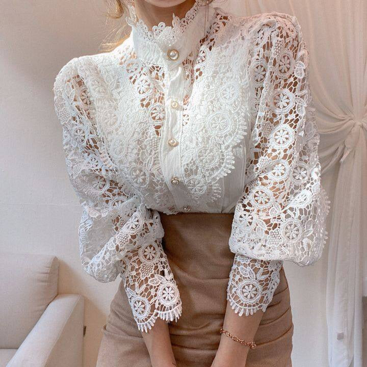 Veelzijdige damesblouse, klassiek en elegant, met pofmouwen en kanten details, geschikt voor diverse stijlen.