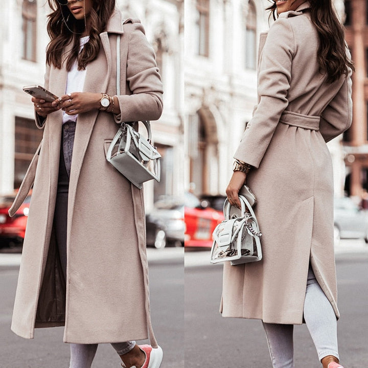 Vrouwen lange winterjas, AsyaJacket, met moderne pasvorm. Essentiële wintermode voor stijl en warmte.