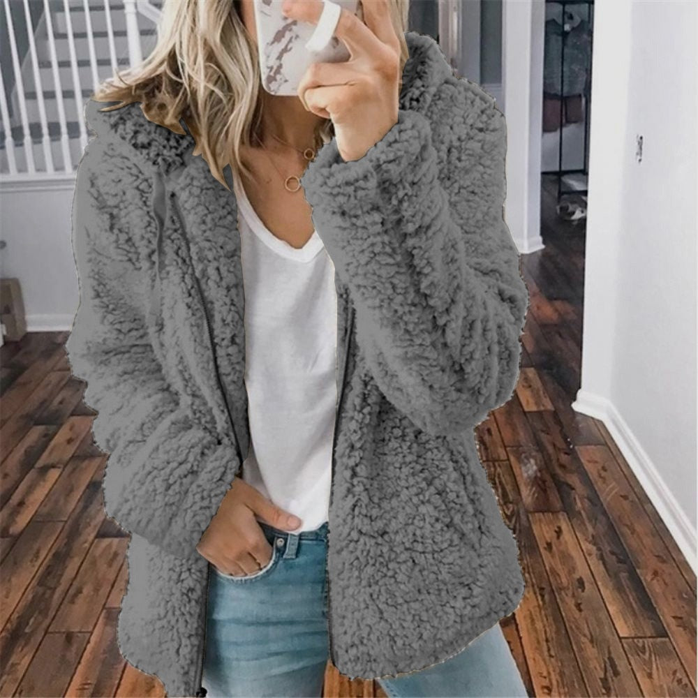 Damesvest van zacht teddy materiaal, met capuchon, ideaal voor ontspanning en warmte.