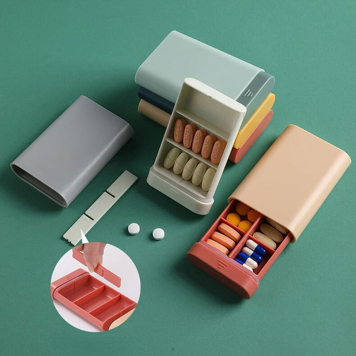 Draagbaar grijs pillendoosje, handige organizer voor dagelijkse supplementen en medicijnen.