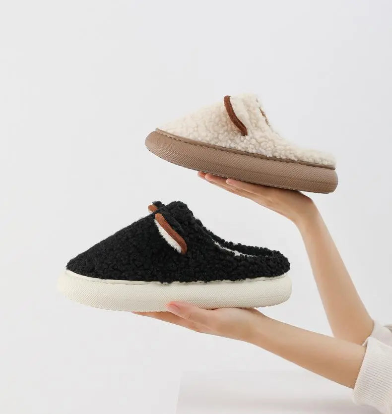 Warme dames binnenhuis schoenen: pantoffels met antislip plateauzool voor comfort.
