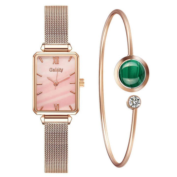 Elegant goudkleurig rechthoekig UniekWatch™ dameshorloge, een stijlvol tijdloos sieraad.