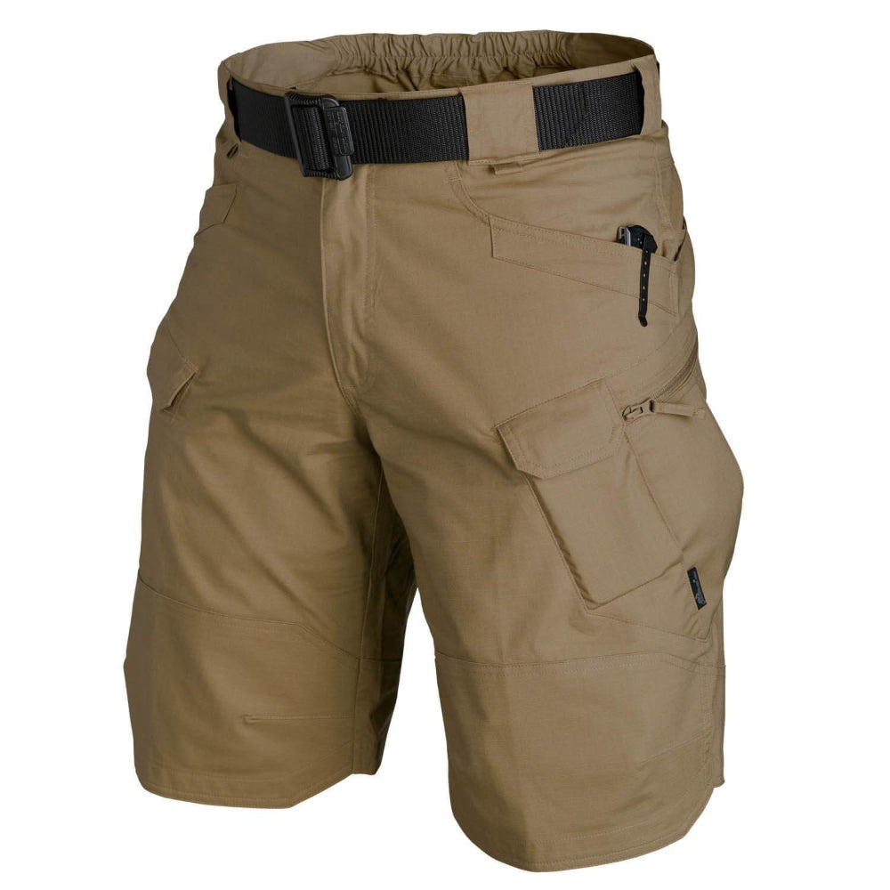 Man draagt VLIZO heren cargo korte broek, flexibel en comfortabel, perfect voor elke activiteit.