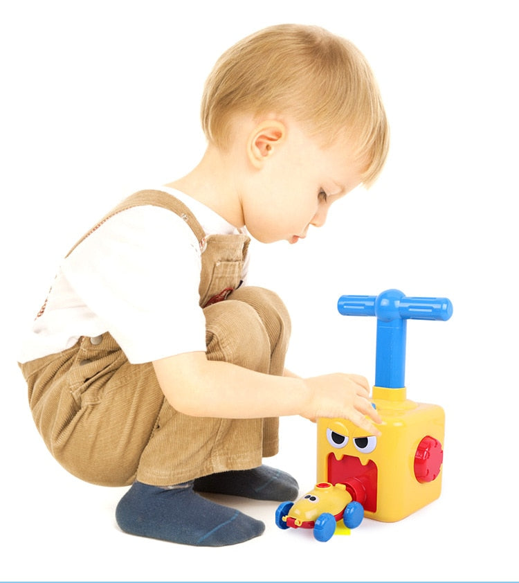 Lachende kinderen ontdekken de kracht van lucht met de Ballon Auto Set, stimuleert plezier en educatie. Ideaal binnenspeelgoed.