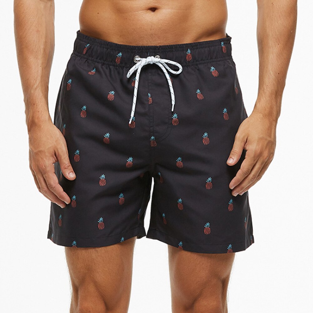Man draagt een opvallende zwemshort met prints aan het strand. Perfect voor zwemmen, zonnebaden en zomerse avonturen.