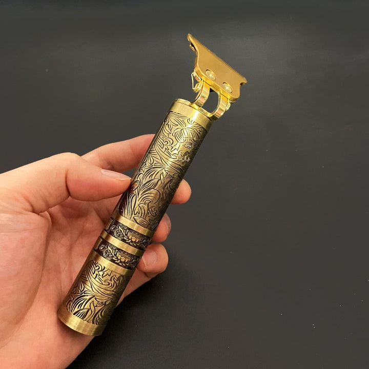 Compacte heren verzorgingsset: vintage baardtrimmer met precisie opzetstukken en borsteltje.