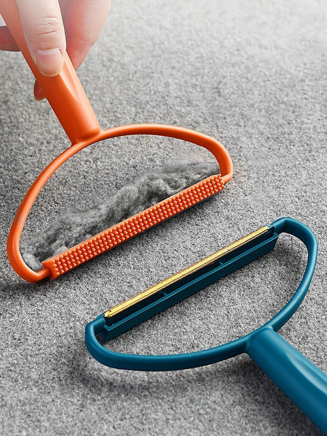 Schoonmaaktool in actie, verwijdert zichtbaar stof, pluis en haar van een stoffen bank. Voor een proper huis.