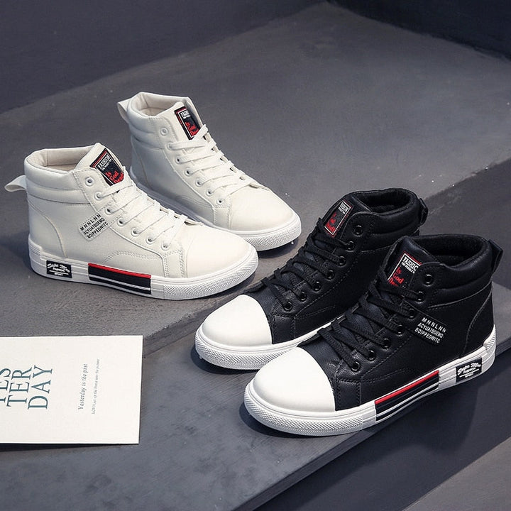 Klassieke heren hoge schoenen, wit, met veters. Modern comfort voor casual en formele winterstijl.