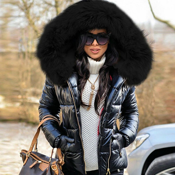 Vrouw draagt een warme, comfortabele dames winterjas met royale capuchon. Perfect voor casual wintermode.
