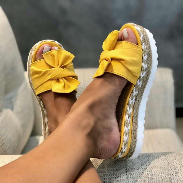 Stijlvolle dames plateau sandalen, comfortabel en trendy, met uniek knoopdesign.