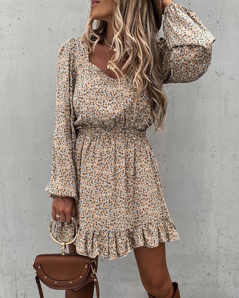 Trendy dames minijurk: bloemenprint, vierkante kraag en pofmouwen voor een elegante, veelzijdige zomeroutfit.