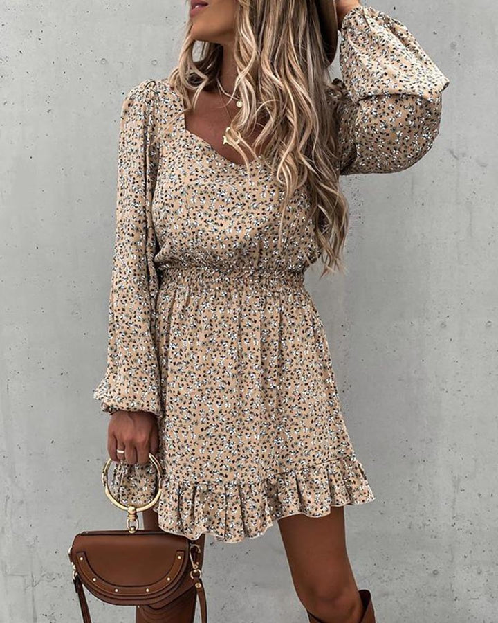 Trendy dames minijurk: bloemenprint, vierkante kraag en pofmouwen voor een elegante, veelzijdige zomeroutfit.