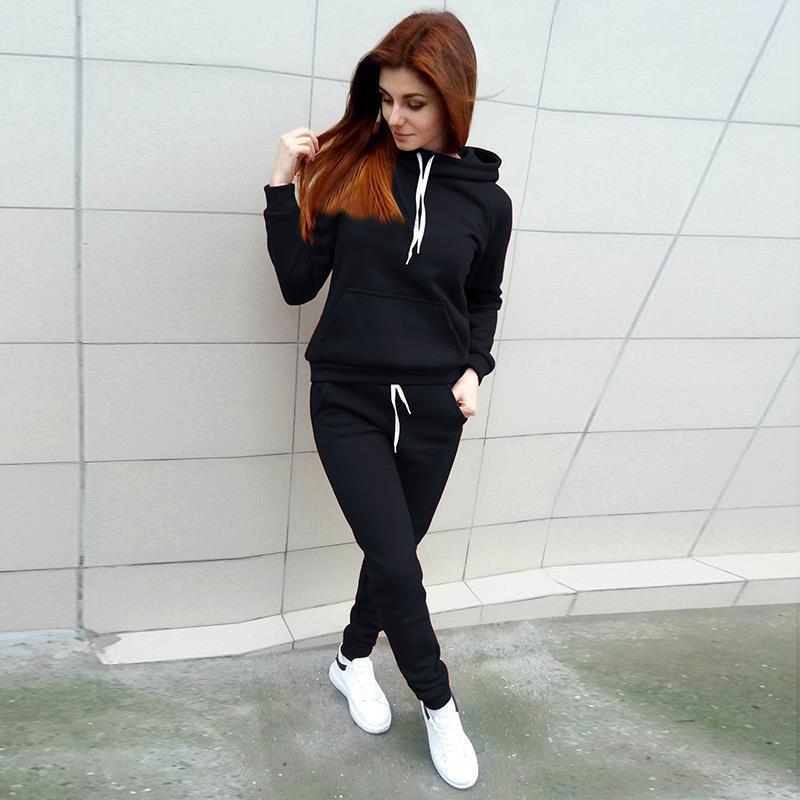 Comfortabel dames trainingspak CuteSuit, perfect voor loungewear of ontspanning thuis.