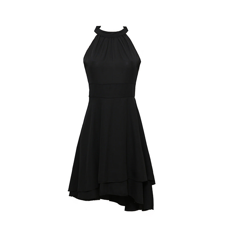 Focus op de hoge taille en slim fit pasvorm van de gelaagde chiffon zomerjurk, elegant en vrouwelijk. Ideale partyjurk.