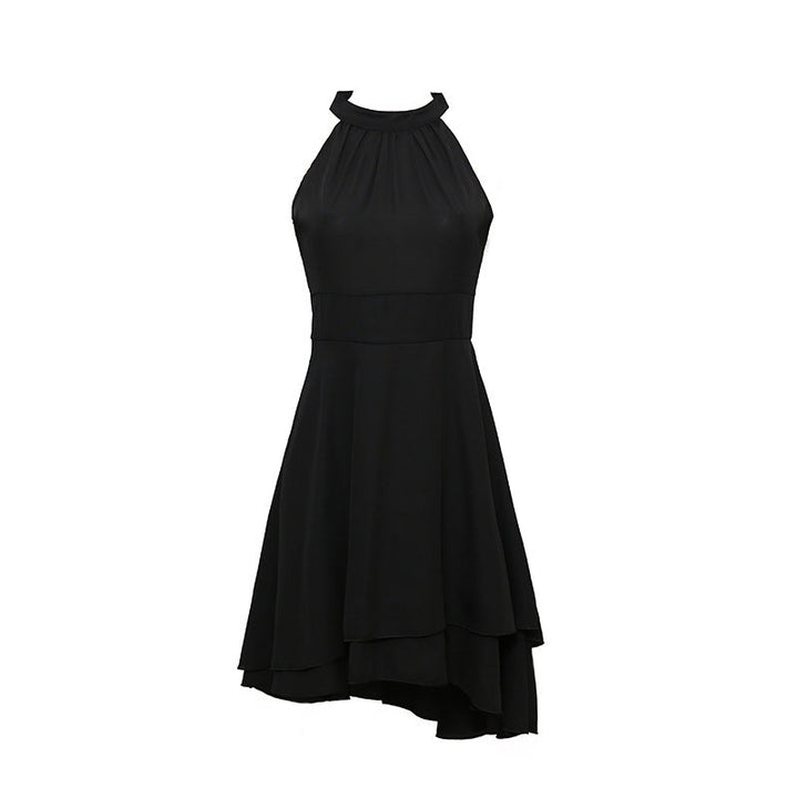 Focus op de hoge taille en slim fit pasvorm van de gelaagde chiffon zomerjurk, elegant en vrouwelijk. Ideale partyjurk.
