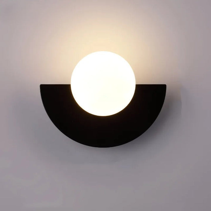 Stijlvolle minimalistische halve cirkel designlamp, geeft warm LED licht voor een elegant interieur.