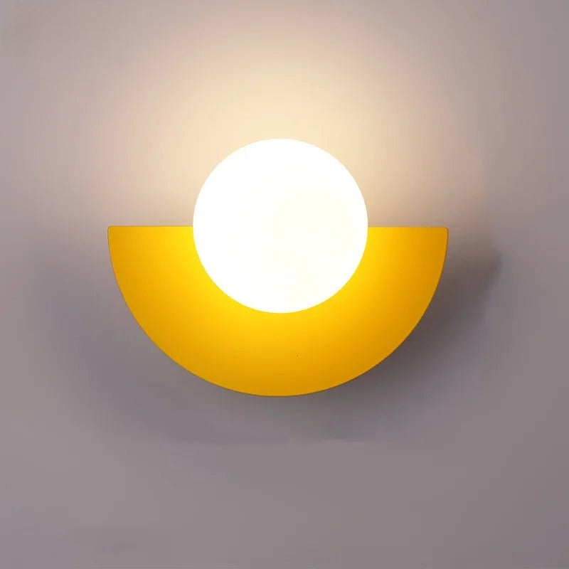 Veelzijdige LED wandlamp met halve cirkel vorm, geschikt voor elke kamer en een moderne touch.
