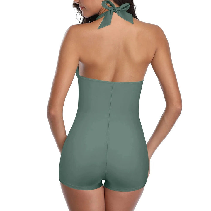 Groen figuurcorrigerend dames halter badpak met shorts, perfect voor een dagje strand of zwembad.