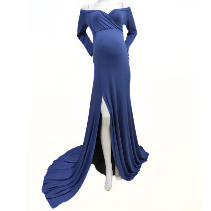 Achterkant van de off-shoulder maxi zwangerschapsjurk. Elegante pasvorm voor dames en comfortabele zwangerschapsmode.