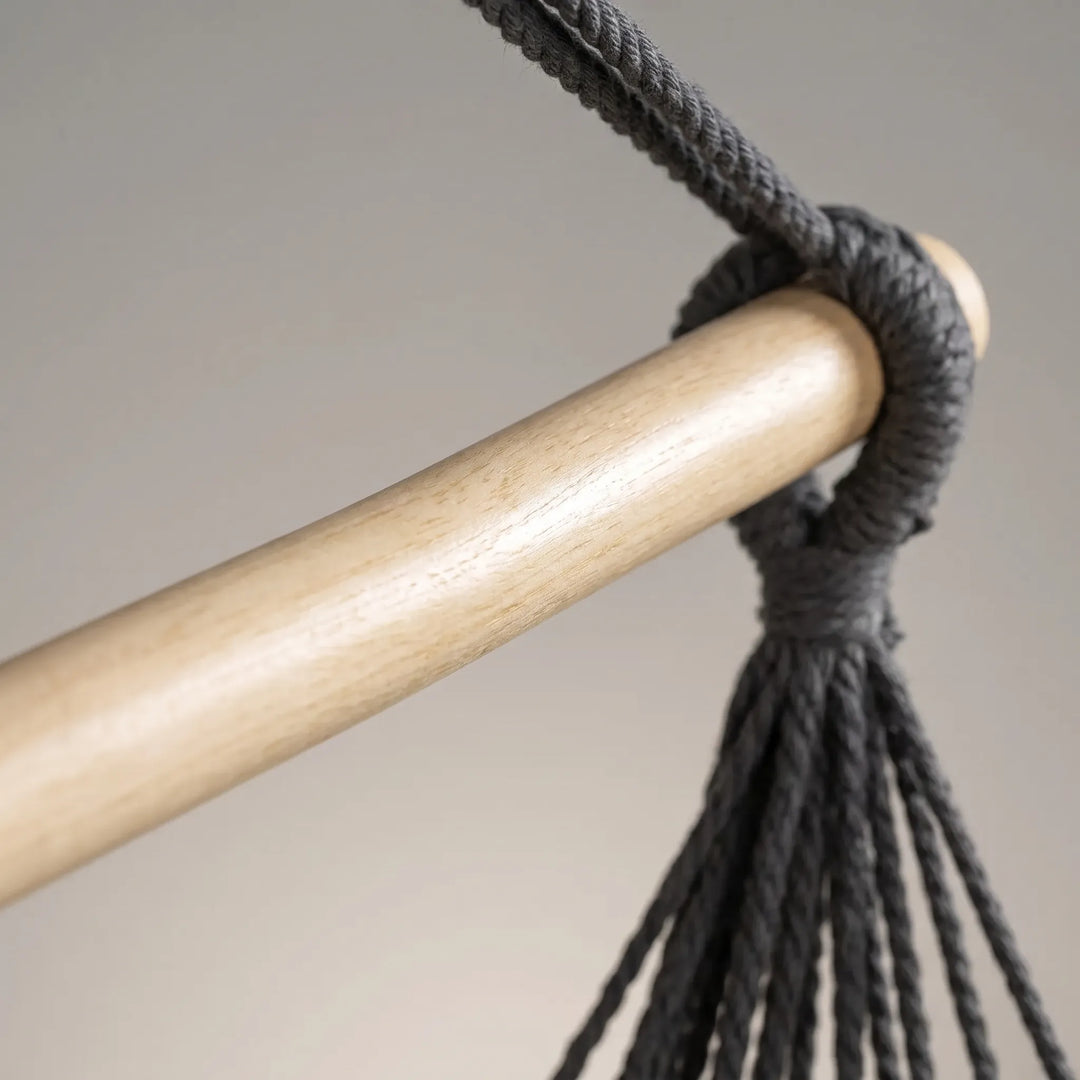 Donkergrijze hangmatstoel van canvas. Stijlvolle relaxstoel voor zowel binnen als buiten, ultiem comfort.
