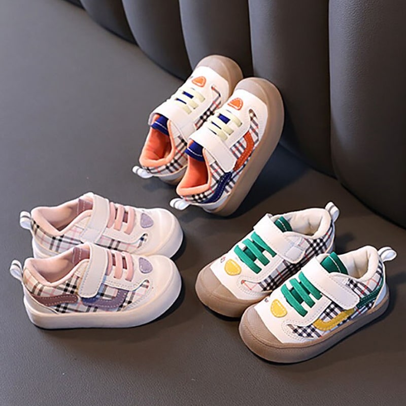 Blije baby draagt BareBuddies flexibele babyschoenen, maakt veilige eerste stapjes op antislip zool.