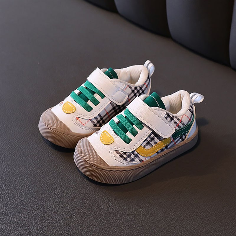 Flexibele BareBuddies antislip babyschoenen voor gezonde voetontwikkeling en veilige eerste stapjes van baby's.