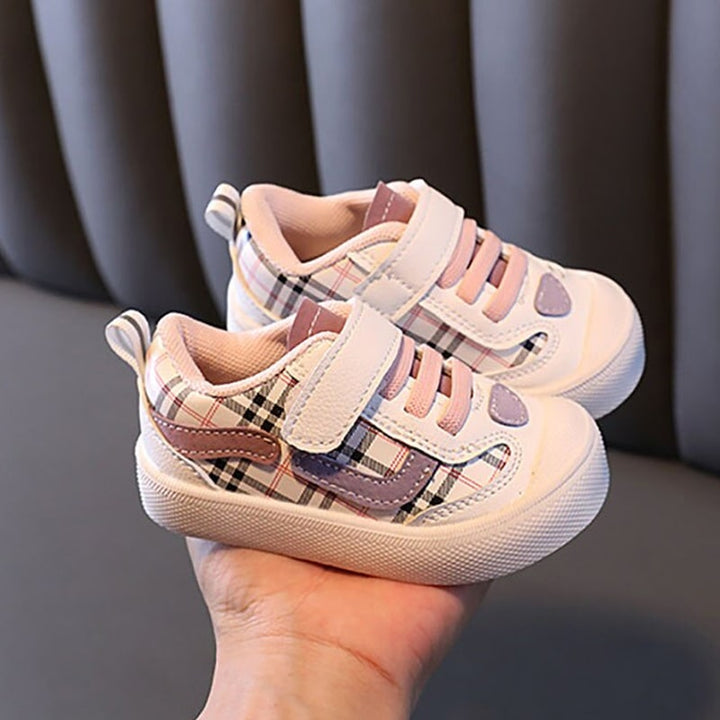 Peuterschoenen BareBuddies voor eerste stapjes, met flexibele antislip zool die gezonde voetjes beschermt.