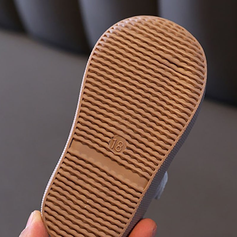 Detail van de antislip zool van de BareBuddies babyschoenen, voor maximale grip en flexibiliteit tijdens het spelen.
