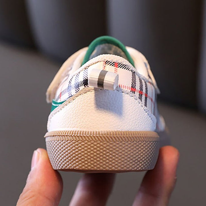 Zijaanzicht van de BareBuddies barefoot schoentjes, ontworpen voor comfort en de gezonde groei van babyvoetjes.