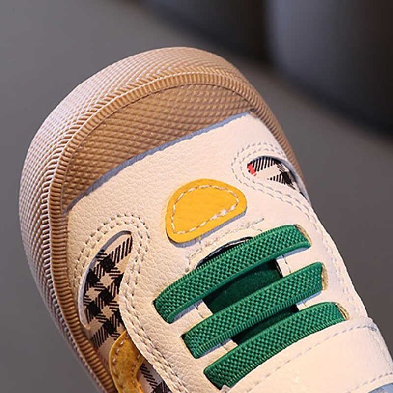 Kindje speelt en beweegt vrij in BareBuddies antislip babyschoenen, met comfortabele, ademende stof.