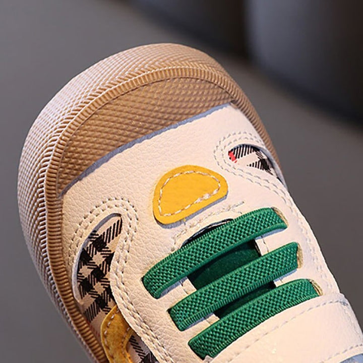 Kindje speelt en beweegt vrij in BareBuddies antislip babyschoenen, met comfortabele, ademende stof.