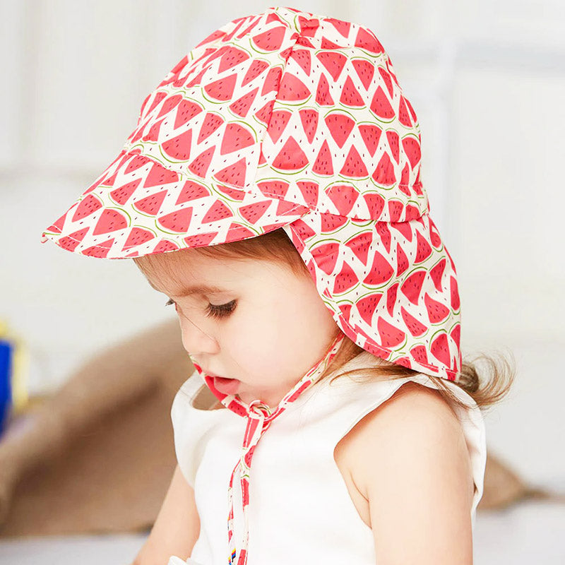Kinder zonnehoed met nekbescherming in frisse zomerkleur, verstelbaar voor comfort en optimale UV-bescherming.
