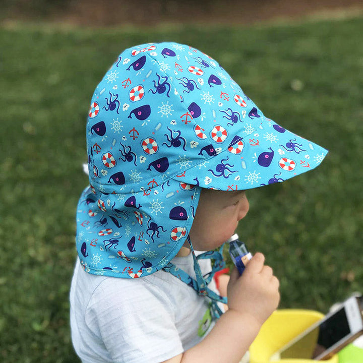 Verstelbare kinderhoed met nekbescherming. Beschermt tegen UV-stralen, perfect voor lange zomerse dagen.