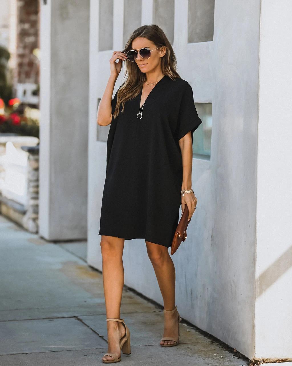 Elegante LowriDress V-hals zomerjurk voor dames. Perfecte lentekleding, modieus en vrouwelijk design.