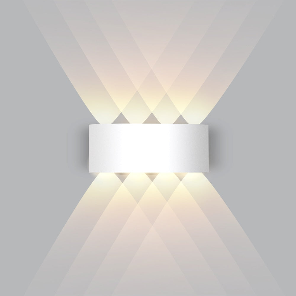 Zwarte moderne LED wandlamp, perfecte sfeerverlichting voor woonkamer of hal. Strak design.