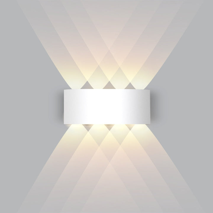 Zwarte moderne LED wandlamp, perfecte sfeerverlichting voor woonkamer of hal. Strak design.