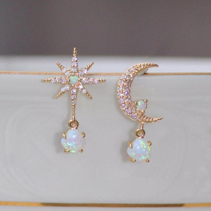 Exclusieve gouden maan & ster oorbellen, ingelegd met opaal. Modieuze dames sieraden voor elke gelegenheid.