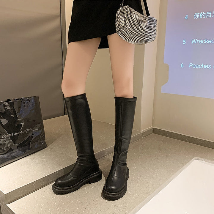 Modieuze bruine kniehoge winterlaarzen voor dames, perfect voor koude dagen. Warm en comfortabel model.